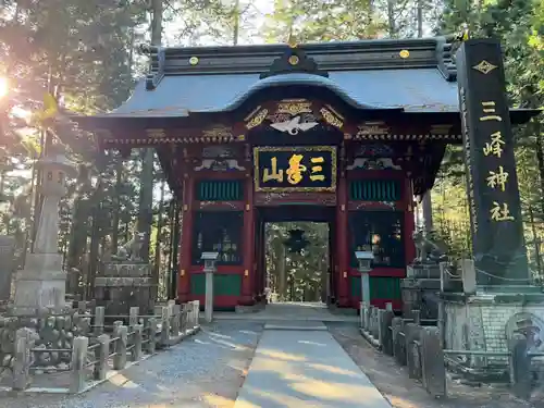 三峯神社の山門