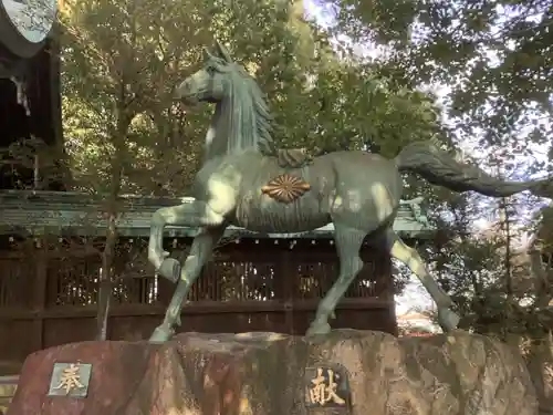 堤治神社の像