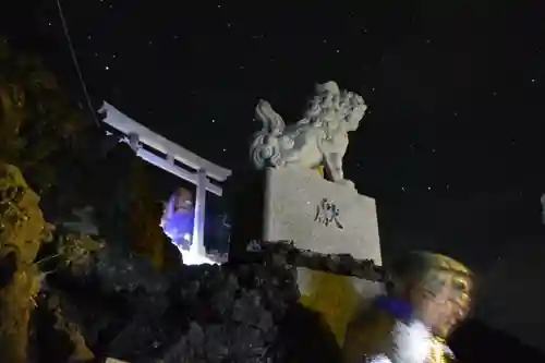 富士山頂上久須志神社の狛犬