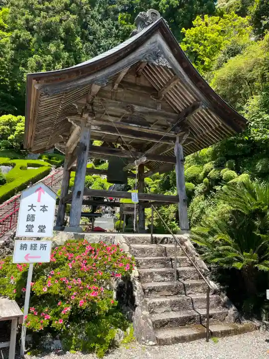 神峯寺の{uncategorized: "未分類", other: "その他", undefined: "問題あり", building: "その他建物", grave: "お墓", sacred_gate: "鳥居", guardian: "狛犬", statue: "像", buddha: "仏像", history: "歴史", nature: "自然", garden: "庭園", animal: "動物", pagoda: "塔", temizu: "手水舎", mountain_gate: "山門・神門", sanctuary: "本殿・本堂", subordinate: "末社・摂社", art: "芸術", scenery: "景色", jizo: "地蔵", ema: "絵馬", goshuin: "御朱印", omikuji: "おみくじ", items: "授与品その他", amulet: "お守り", goshuincho: "御朱印帳", eats: "食事", festival: "お祭り", votive_dance: "神楽", shichigosan: "七五三参", wedding: "結婚式", experience: "体験その他", initially: "初詣", around: "周辺", anti_infection: "感染症対策"}