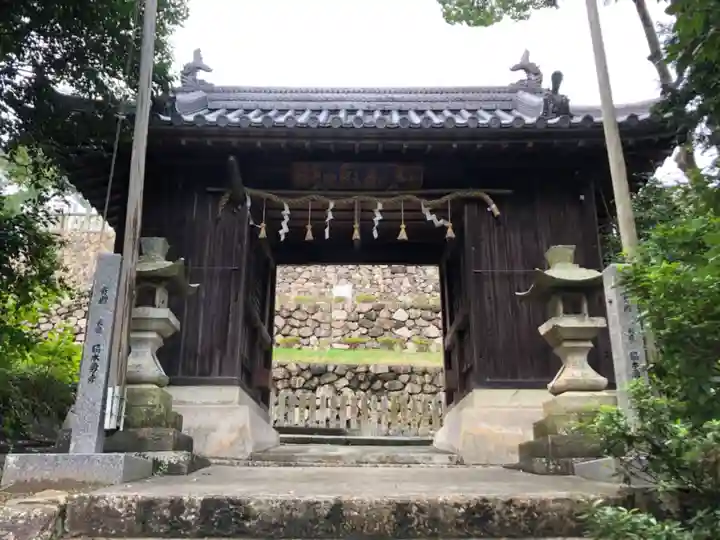 神吉八幡神社の山門・神門