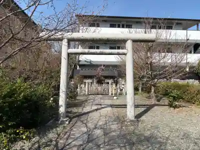 西梅津神明社の{uncategorized: "未分類", other: "その他", undefined: "問題あり", building: "その他建物", grave: "お墓", sacred_gate: "鳥居", guardian: "狛犬", statue: "像", buddha: "仏像", history: "歴史", nature: "自然", garden: "庭園", animal: "動物", pagoda: "塔", temizu: "手水舎", mountain_gate: "山門・神門", sanctuary: "本殿・本堂", subordinate: "末社・摂社", art: "芸術", scenery: "景色", jizo: "地蔵", ema: "絵馬", goshuin: "御朱印", omikuji: "おみくじ", items: "授与品その他", amulet: "お守り", goshuincho: "御朱印帳", eats: "食事", festival: "お祭り", votive_dance: "神楽", shichigosan: "七五三参", wedding: "結婚式", experience: "体験その他", initially: "初詣", around: "周辺", anti_infection: "感染症対策"}