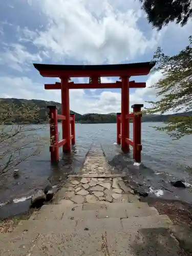 箱根神社の{uncategorized: "未分類", other: "その他", undefined: "問題あり", building: "その他建物", grave: "お墓", sacred_gate: "鳥居", guardian: "狛犬", statue: "像", buddha: "仏像", history: "歴史", nature: "自然", garden: "庭園", animal: "動物", pagoda: "塔", temizu: "手水舎", mountain_gate: "山門・神門", sanctuary: "本殿・本堂", subordinate: "末社・摂社", art: "芸術", scenery: "景色", jizo: "地蔵", ema: "絵馬", goshuin: "御朱印", omikuji: "おみくじ", items: "授与品その他", amulet: "お守り", goshuincho: "御朱印帳", eats: "食事", festival: "お祭り", votive_dance: "神楽", shichigosan: "七五三参", wedding: "結婚式", experience: "体験その他", initially: "初詣", around: "周辺", anti_infection: "感染症対策"}