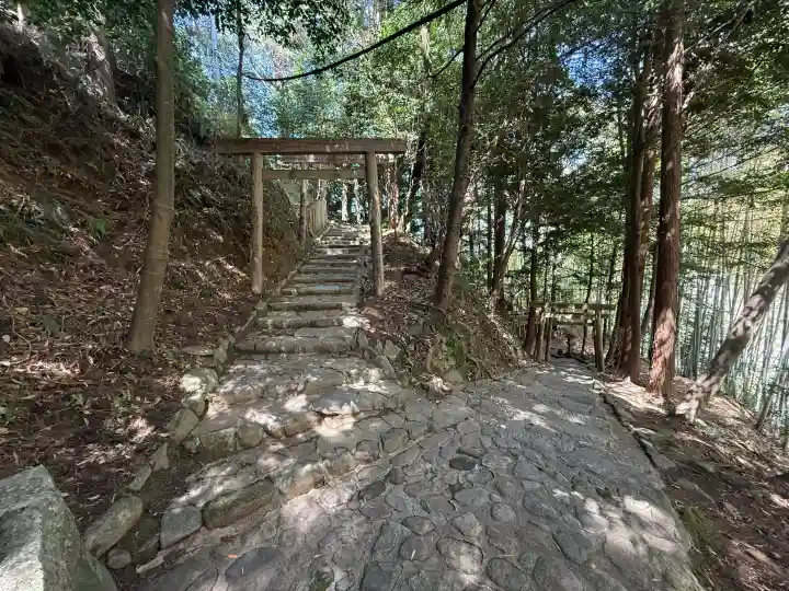 松尾神社の{uncategorized: "未分類", other: "その他", undefined: "問題あり", building: "その他建物", grave: "お墓", sacred_gate: "鳥居", guardian: "狛犬", statue: "像", buddha: "仏像", history: "歴史", nature: "自然", garden: "庭園", animal: "動物", pagoda: "塔", temizu: "手水舎", mountain_gate: "山門・神門", sanctuary: "本殿・本堂", subordinate: "末社・摂社", art: "芸術", scenery: "景色", jizo: "地蔵", ema: "絵馬", goshuin: "御朱印", omikuji: "おみくじ", items: "授与品その他", amulet: "お守り", goshuincho: "御朱印帳", eats: "食事", festival: "お祭り", votive_dance: "神楽", shichigosan: "七五三参", wedding: "結婚式", experience: "体験その他", initially: "初詣", around: "周辺", anti_infection: "感染症対策"}