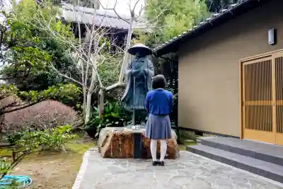 徳法寺の像