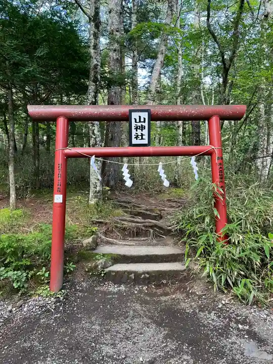 新屋山神社奥宮(山梨県)