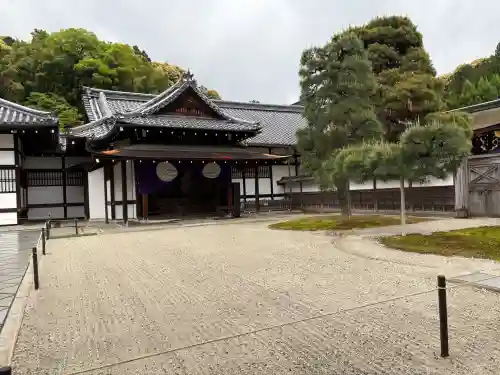 御寺 泉涌寺の{uncategorized: "未分類", other: "その他", undefined: "問題あり", building: "その他建物", grave: "お墓", sacred_gate: "鳥居", guardian: "狛犬", statue: "像", buddha: "仏像", history: "歴史", nature: "自然", garden: "庭園", animal: "動物", pagoda: "塔", temizu: "手水舎", mountain_gate: "山門・神門", sanctuary: "本殿・本堂", subordinate: "末社・摂社", art: "芸術", scenery: "景色", jizo: "地蔵", ema: "絵馬", goshuin: "御朱印", omikuji: "おみくじ", items: "授与品その他", amulet: "お守り", goshuincho: "御朱印帳", eats: "食事", festival: "お祭り", votive_dance: "神楽", shichigosan: "七五三参", wedding: "結婚式", experience: "体験その他", initially: "初詣", around: "周辺", anti_infection: "感染症対策"}