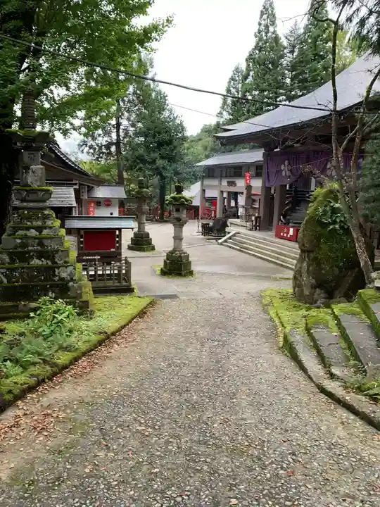 日石寺の本殿・本堂