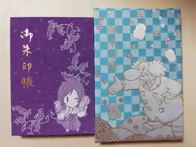 左が通常御朱印帳で布プリント、右が大判サイズの織物の御朱印帳です。
並べてみると大きさの違いが分かりやすいです。