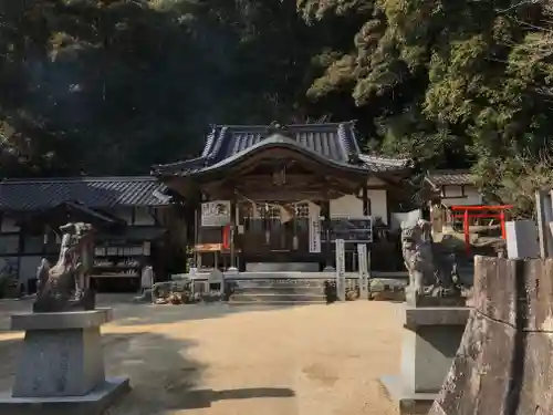 石上布都魂神社の本殿