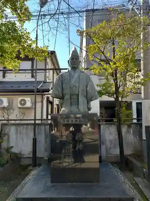 須賀神社の像