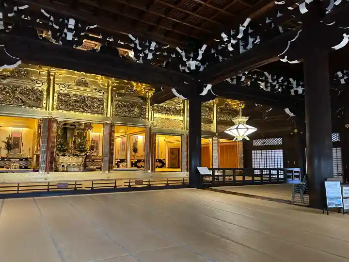 東本願寺(真宗本廟)の{uncategorized: "未分類", other: "その他", undefined: "問題あり", building: "その他建物", grave: "お墓", sacred_gate: "鳥居", guardian: "狛犬", statue: "像", buddha: "仏像", history: "歴史", nature: "自然", garden: "庭園", animal: "動物", pagoda: "塔", temizu: "手水舎", mountain_gate: "山門・神門", sanctuary: "本殿・本堂", subordinate: "末社・摂社", art: "芸術", scenery: "景色", jizo: "地蔵", ema: "絵馬", goshuin: "御朱印", omikuji: "おみくじ", items: "授与品その他", amulet: "お守り", goshuincho: "御朱印帳", eats: "食事", festival: "お祭り", votive_dance: "神楽", shichigosan: "七五三参", wedding: "結婚式", experience: "体験その他", initially: "初詣", around: "周辺", anti_infection: "感染症対策"}