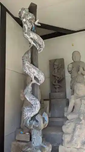 滝の不動尊の像