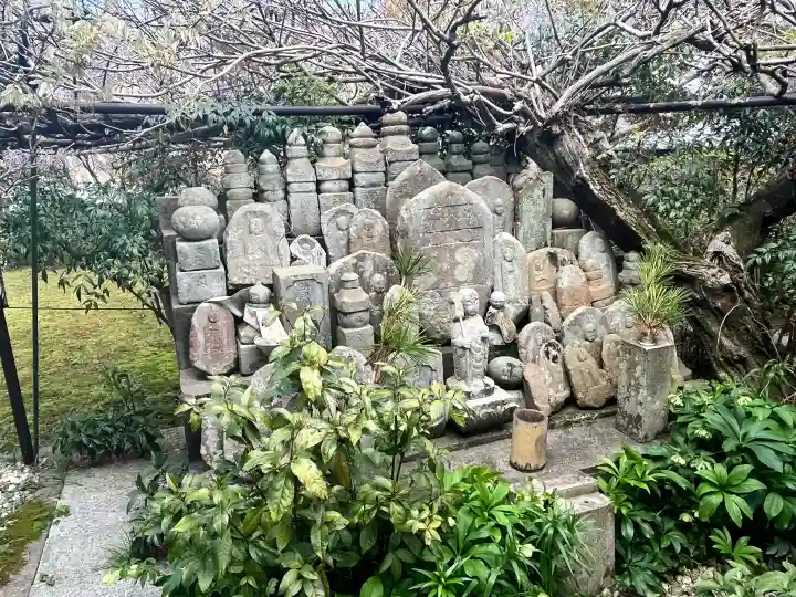 子安地蔵寺の{uncategorized: "未分類", other: "その他", undefined: "問題あり", building: "その他建物", grave: "お墓", sacred_gate: "鳥居", guardian: "狛犬", statue: "像", buddha: "仏像", history: "歴史", nature: "自然", garden: "庭園", animal: "動物", pagoda: "塔", temizu: "手水舎", mountain_gate: "山門・神門", sanctuary: "本殿・本堂", subordinate: "末社・摂社", art: "芸術", scenery: "景色", jizo: "地蔵", ema: "絵馬", goshuin: "御朱印", omikuji: "おみくじ", items: "授与品その他", amulet: "お守り", goshuincho: "御朱印帳", eats: "食事", festival: "お祭り", votive_dance: "神楽", shichigosan: "七五三参", wedding: "結婚式", experience: "体験その他", initially: "初詣", around: "周辺", anti_infection: "感染症対策"}