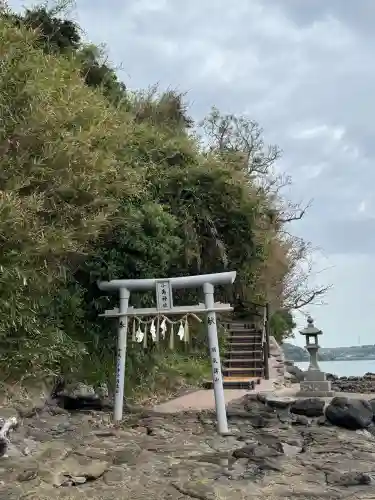 小島神社の{uncategorized: "未分類", other: "その他", undefined: "問題あり", building: "その他建物", grave: "お墓", sacred_gate: "鳥居", guardian: "狛犬", statue: "像", buddha: "仏像", history: "歴史", nature: "自然", garden: "庭園", animal: "動物", pagoda: "塔", temizu: "手水舎", mountain_gate: "山門・神門", sanctuary: "本殿・本堂", subordinate: "末社・摂社", art: "芸術", scenery: "景色", jizo: "地蔵", ema: "絵馬", goshuin: "御朱印", omikuji: "おみくじ", items: "授与品その他", amulet: "お守り", goshuincho: "御朱印帳", eats: "食事", festival: "お祭り", votive_dance: "神楽", shichigosan: "七五三参", wedding: "結婚式", experience: "体験その他", initially: "初詣", around: "周辺", anti_infection: "感染症対策"}