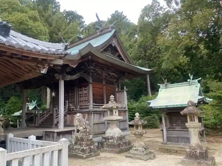 上田八幡神社の{uncategorized: "未分類", other: "その他", undefined: "問題あり", building: "その他建物", grave: "お墓", sacred_gate: "鳥居", guardian: "狛犬", statue: "像", buddha: "仏像", history: "歴史", nature: "自然", garden: "庭園", animal: "動物", pagoda: "塔", temizu: "手水舎", mountain_gate: "山門・神門", sanctuary: "本殿・本堂", subordinate: "末社・摂社", art: "芸術", scenery: "景色", jizo: "地蔵", ema: "絵馬", goshuin: "御朱印", omikuji: "おみくじ", items: "授与品その他", amulet: "お守り", goshuincho: "御朱印帳", eats: "食事", festival: "お祭り", votive_dance: "神楽", shichigosan: "七五三参", wedding: "結婚式", experience: "体験その他", initially: "初詣", around: "周辺", anti_infection: "感染症対策"}