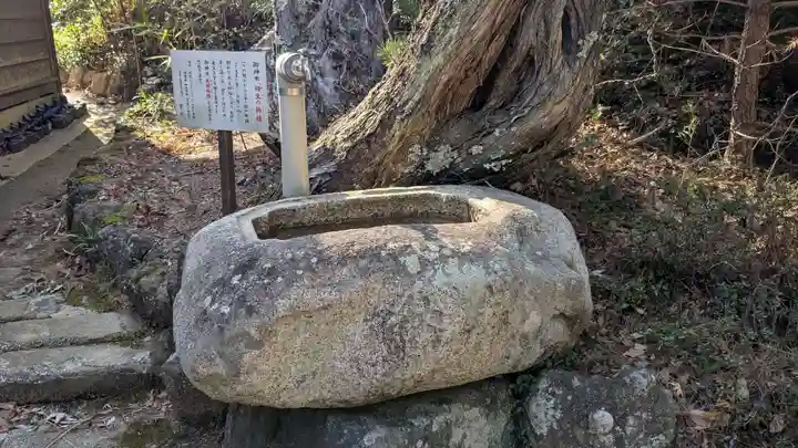 出羽神社の手水舎
