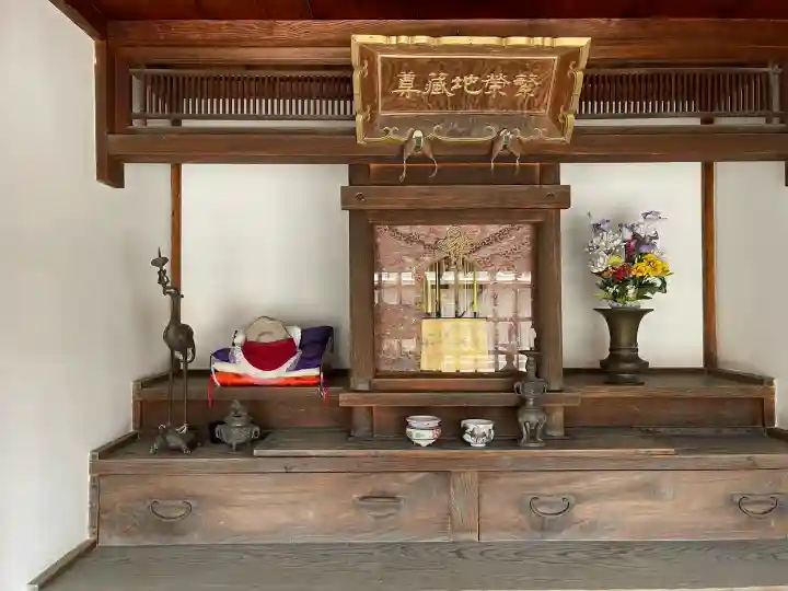 地蔵堂 (繁栄地蔵尊)の{uncategorized: "未分類", other: "その他", undefined: "問題あり", building: "その他建物", grave: "お墓", sacred_gate: "鳥居", guardian: "狛犬", statue: "像", buddha: "仏像", history: "歴史", nature: "自然", garden: "庭園", animal: "動物", pagoda: "塔", temizu: "手水舎", mountain_gate: "山門・神門", sanctuary: "本殿・本堂", subordinate: "末社・摂社", art: "芸術", scenery: "景色", jizo: "地蔵", ema: "絵馬", goshuin: "御朱印", omikuji: "おみくじ", items: "授与品その他", amulet: "お守り", goshuincho: "御朱印帳", eats: "食事", festival: "お祭り", votive_dance: "神楽", shichigosan: "七五三参", wedding: "結婚式", experience: "体験その他", initially: "初詣", around: "周辺", anti_infection: "感染症対策"}