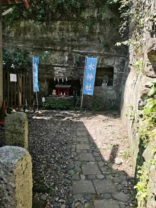 走水神社の{uncategorized: "未分類", other: "その他", undefined: "問題あり", building: "その他建物", grave: "お墓", sacred_gate: "鳥居", guardian: "狛犬", statue: "像", buddha: "仏像", history: "歴史", nature: "自然", garden: "庭園", animal: "動物", pagoda: "塔", temizu: "手水舎", mountain_gate: "山門・神門", sanctuary: "本殿・本堂", subordinate: "末社・摂社", art: "芸術", scenery: "景色", jizo: "地蔵", ema: "絵馬", goshuin: "御朱印", omikuji: "おみくじ", items: "授与品その他", amulet: "お守り", goshuincho: "御朱印帳", eats: "食事", festival: "お祭り", votive_dance: "神楽", shichigosan: "七五三参", wedding: "結婚式", experience: "体験その他", initially: "初詣", around: "周辺", anti_infection: "感染症対策"}