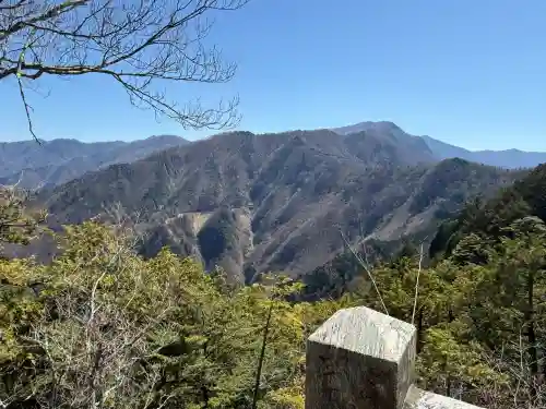 三峯神社奥宮の{uncategorized: "未分類", other: "その他", undefined: "問題あり", building: "その他建物", grave: "お墓", sacred_gate: "鳥居", guardian: "狛犬", statue: "像", buddha: "仏像", history: "歴史", nature: "自然", garden: "庭園", animal: "動物", pagoda: "塔", temizu: "手水舎", mountain_gate: "山門・神門", sanctuary: "本殿・本堂", subordinate: "末社・摂社", art: "芸術", scenery: "景色", jizo: "地蔵", ema: "絵馬", goshuin: "御朱印", omikuji: "おみくじ", items: "授与品その他", amulet: "お守り", goshuincho: "御朱印帳", eats: "食事", festival: "お祭り", votive_dance: "神楽", shichigosan: "七五三参", wedding: "結婚式", experience: "体験その他", initially: "初詣", around: "周辺", anti_infection: "感染症対策"}