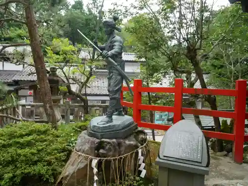 八大神社の像