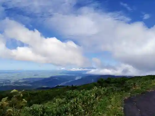 月山神社本宮の周辺