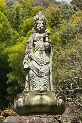 紹楽寺の{uncategorized: "未分類", other: "その他", undefined: "問題あり", building: "その他建物", grave: "お墓", sacred_gate: "鳥居", guardian: "狛犬", statue: "像", buddha: "仏像", history: "歴史", nature: "自然", garden: "庭園", animal: "動物", pagoda: "塔", temizu: "手水舎", mountain_gate: "山門・神門", sanctuary: "本殿・本堂", subordinate: "末社・摂社", art: "芸術", scenery: "景色", jizo: "地蔵", ema: "絵馬", goshuin: "御朱印", omikuji: "おみくじ", items: "授与品その他", amulet: "お守り", goshuincho: "御朱印帳", eats: "食事", festival: "お祭り", votive_dance: "神楽", shichigosan: "七五三参", wedding: "結婚式", experience: "体験その他", initially: "初詣", around: "周辺", anti_infection: "感染症対策"}