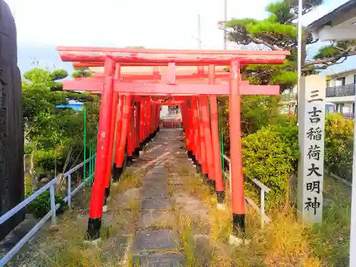 三吉稲荷大明神の鳥居