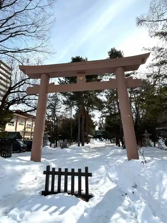 琴似神社の{uncategorized: "未分類", other: "その他", undefined: "問題あり", building: "その他建物", grave: "お墓", sacred_gate: "鳥居", guardian: "狛犬", statue: "像", buddha: "仏像", history: "歴史", nature: "自然", garden: "庭園", animal: "動物", pagoda: "塔", temizu: "手水舎", mountain_gate: "山門・神門", sanctuary: "本殿・本堂", subordinate: "末社・摂社", art: "芸術", scenery: "景色", jizo: "地蔵", ema: "絵馬", goshuin: "御朱印", omikuji: "おみくじ", items: "授与品その他", amulet: "お守り", goshuincho: "御朱印帳", eats: "食事", festival: "お祭り", votive_dance: "神楽", shichigosan: "七五三参", wedding: "結婚式", experience: "体験その他", initially: "初詣", around: "周辺", anti_infection: "感染症対策"}