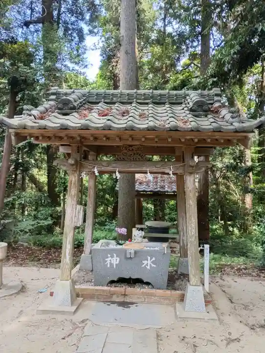 日吉神社の{uncategorized: "未分類", other: "その他", undefined: "問題あり", building: "その他建物", grave: "お墓", sacred_gate: "鳥居", guardian: "狛犬", statue: "像", buddha: "仏像", history: "歴史", nature: "自然", garden: "庭園", animal: "動物", pagoda: "塔", temizu: "手水舎", mountain_gate: "山門・神門", sanctuary: "本殿・本堂", subordinate: "末社・摂社", art: "芸術", scenery: "景色", jizo: "地蔵", ema: "絵馬", goshuin: "御朱印", omikuji: "おみくじ", items: "授与品その他", amulet: "お守り", goshuincho: "御朱印帳", eats: "食事", festival: "お祭り", votive_dance: "神楽", shichigosan: "七五三参", wedding: "結婚式", experience: "体験その他", initially: "初詣", around: "周辺", anti_infection: "感染症対策"}