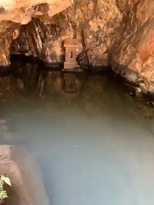 窟神社の{uncategorized: "未分類", other: "その他", undefined: "問題あり", building: "その他建物", grave: "お墓", sacred_gate: "鳥居", guardian: "狛犬", statue: "像", buddha: "仏像", history: "歴史", nature: "自然", garden: "庭園", animal: "動物", pagoda: "塔", temizu: "手水舎", mountain_gate: "山門・神門", sanctuary: "本殿・本堂", subordinate: "末社・摂社", art: "芸術", scenery: "景色", jizo: "地蔵", ema: "絵馬", goshuin: "御朱印", omikuji: "おみくじ", items: "授与品その他", amulet: "お守り", goshuincho: "御朱印帳", eats: "食事", festival: "お祭り", votive_dance: "神楽", shichigosan: "七五三参", wedding: "結婚式", experience: "体験その他", initially: "初詣", around: "周辺", anti_infection: "感染症対策"}