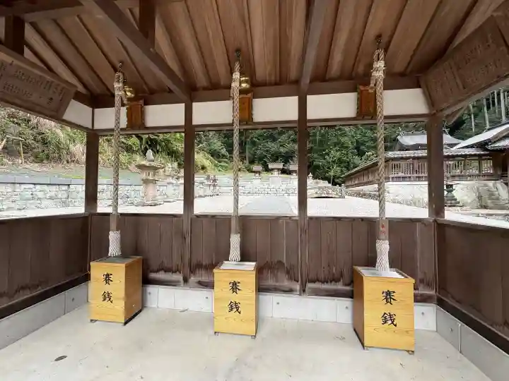 安志加茂神社の{uncategorized: "未分類", other: "その他", undefined: "問題あり", building: "その他建物", grave: "お墓", sacred_gate: "鳥居", guardian: "狛犬", statue: "像", buddha: "仏像", history: "歴史", nature: "自然", garden: "庭園", animal: "動物", pagoda: "塔", temizu: "手水舎", mountain_gate: "山門・神門", sanctuary: "本殿・本堂", subordinate: "末社・摂社", art: "芸術", scenery: "景色", jizo: "地蔵", ema: "絵馬", goshuin: "御朱印", omikuji: "おみくじ", items: "授与品その他", amulet: "お守り", goshuincho: "御朱印帳", eats: "食事", festival: "お祭り", votive_dance: "神楽", shichigosan: "七五三参", wedding: "結婚式", experience: "体験その他", initially: "初詣", around: "周辺", anti_infection: "感染症対策"}