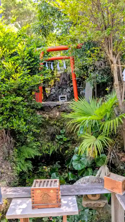 横浜御嶽神社の{uncategorized: "未分類", other: "その他", undefined: "問題あり", building: "その他建物", grave: "お墓", sacred_gate: "鳥居", guardian: "狛犬", statue: "像", buddha: "仏像", history: "歴史", nature: "自然", garden: "庭園", animal: "動物", pagoda: "塔", temizu: "手水舎", mountain_gate: "山門・神門", sanctuary: "本殿・本堂", subordinate: "末社・摂社", art: "芸術", scenery: "景色", jizo: "地蔵", ema: "絵馬", goshuin: "御朱印", omikuji: "おみくじ", items: "授与品その他", amulet: "お守り", goshuincho: "御朱印帳", eats: "食事", festival: "お祭り", votive_dance: "神楽", shichigosan: "七五三参", wedding: "結婚式", experience: "体験その他", initially: "初詣", around: "周辺", anti_infection: "感染症対策"}