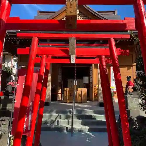 於菊稲荷神社の鳥居