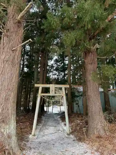 熊野神社の{uncategorized: "未分類", other: "その他", undefined: "問題あり", building: "その他建物", grave: "お墓", sacred_gate: "鳥居", guardian: "狛犬", statue: "像", buddha: "仏像", history: "歴史", nature: "自然", garden: "庭園", animal: "動物", pagoda: "塔", temizu: "手水舎", mountain_gate: "山門・神門", sanctuary: "本殿・本堂", subordinate: "末社・摂社", art: "芸術", scenery: "景色", jizo: "地蔵", ema: "絵馬", goshuin: "御朱印", omikuji: "おみくじ", items: "授与品その他", amulet: "お守り", goshuincho: "御朱印帳", eats: "食事", festival: "お祭り", votive_dance: "神楽", shichigosan: "七五三参", wedding: "結婚式", experience: "体験その他", initially: "初詣", around: "周辺", anti_infection: "感染症対策"}
