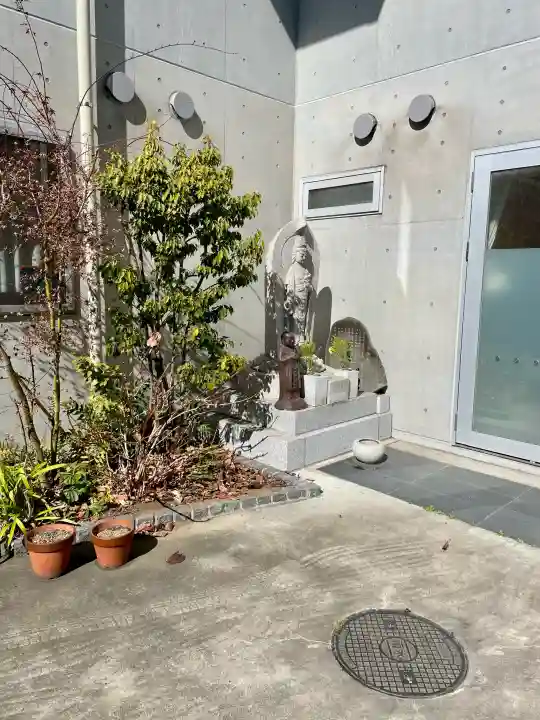 智願寺の{uncategorized: "未分類", other: "その他", undefined: "問題あり", building: "その他建物", grave: "お墓", sacred_gate: "鳥居", guardian: "狛犬", statue: "像", buddha: "仏像", history: "歴史", nature: "自然", garden: "庭園", animal: "動物", pagoda: "塔", temizu: "手水舎", mountain_gate: "山門・神門", sanctuary: "本殿・本堂", subordinate: "末社・摂社", art: "芸術", scenery: "景色", jizo: "地蔵", ema: "絵馬", goshuin: "御朱印", omikuji: "おみくじ", items: "授与品その他", amulet: "お守り", goshuincho: "御朱印帳", eats: "食事", festival: "お祭り", votive_dance: "神楽", shichigosan: "七五三参", wedding: "結婚式", experience: "体験その他", initially: "初詣", around: "周辺", anti_infection: "感染症対策"}