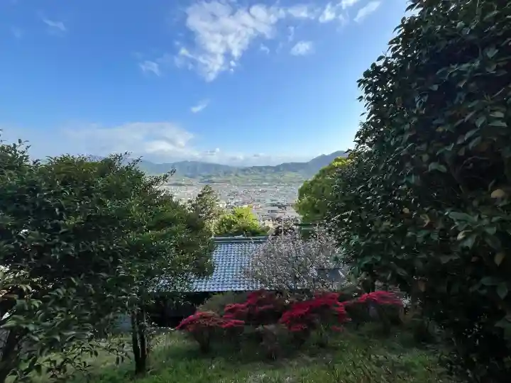 高野口八幡神社の{uncategorized: "未分類", other: "その他", undefined: "問題あり", building: "その他建物", grave: "お墓", sacred_gate: "鳥居", guardian: "狛犬", statue: "像", buddha: "仏像", history: "歴史", nature: "自然", garden: "庭園", animal: "動物", pagoda: "塔", temizu: "手水舎", mountain_gate: "山門・神門", sanctuary: "本殿・本堂", subordinate: "末社・摂社", art: "芸術", scenery: "景色", jizo: "地蔵", ema: "絵馬", goshuin: "御朱印", omikuji: "おみくじ", items: "授与品その他", amulet: "お守り", goshuincho: "御朱印帳", eats: "食事", festival: "お祭り", votive_dance: "神楽", shichigosan: "七五三参", wedding: "結婚式", experience: "体験その他", initially: "初詣", around: "周辺", anti_infection: "感染症対策"}