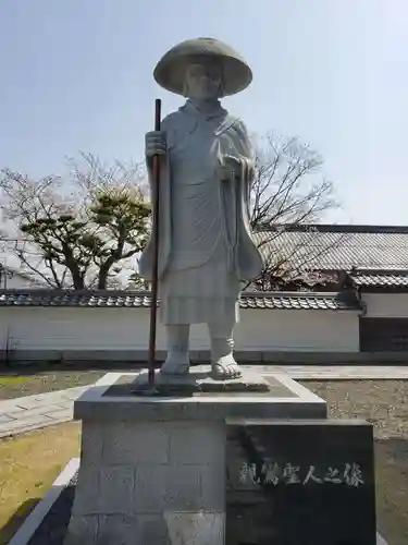 本願寺八幡別院の像