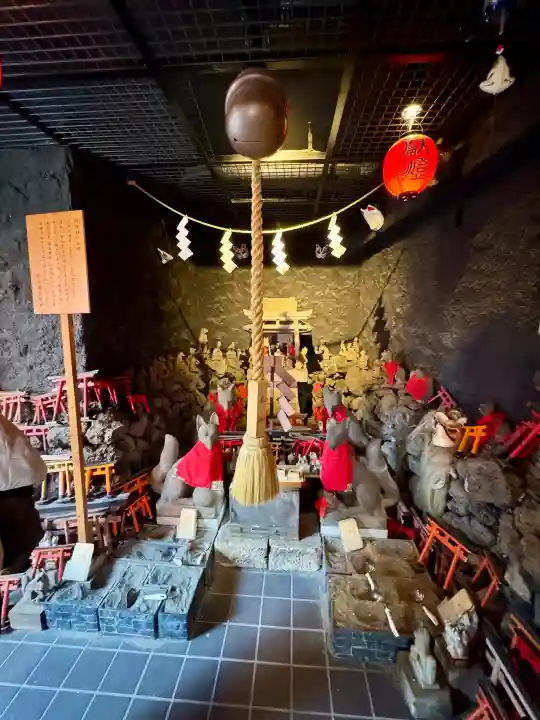 東京羽田 穴守稲荷神社の{uncategorized: "未分類", other: "その他", undefined: "問題あり", building: "その他建物", grave: "お墓", sacred_gate: "鳥居", guardian: "狛犬", statue: "像", buddha: "仏像", history: "歴史", nature: "自然", garden: "庭園", animal: "動物", pagoda: "塔", temizu: "手水舎", mountain_gate: "山門・神門", sanctuary: "本殿・本堂", subordinate: "末社・摂社", art: "芸術", scenery: "景色", jizo: "地蔵", ema: "絵馬", goshuin: "御朱印", omikuji: "おみくじ", items: "授与品その他", amulet: "お守り", goshuincho: "御朱印帳", eats: "食事", festival: "お祭り", votive_dance: "神楽", shichigosan: "七五三参", wedding: "結婚式", experience: "体験その他", initially: "初詣", around: "周辺", anti_infection: "感染症対策"}