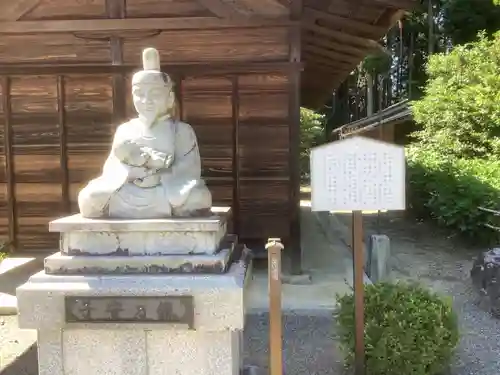 苗村神社の像