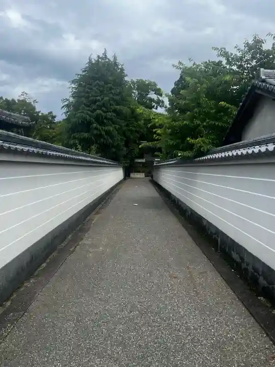 法住寺陵 (後白河天皇陵)の{uncategorized: "未分類", other: "その他", undefined: "問題あり", building: "その他建物", grave: "お墓", sacred_gate: "鳥居", guardian: "狛犬", statue: "像", buddha: "仏像", history: "歴史", nature: "自然", garden: "庭園", animal: "動物", pagoda: "塔", temizu: "手水舎", mountain_gate: "山門・神門", sanctuary: "本殿・本堂", subordinate: "末社・摂社", art: "芸術", scenery: "景色", jizo: "地蔵", ema: "絵馬", goshuin: "御朱印", omikuji: "おみくじ", items: "授与品その他", amulet: "お守り", goshuincho: "御朱印帳", eats: "食事", festival: "お祭り", votive_dance: "神楽", shichigosan: "七五三参", wedding: "結婚式", experience: "体験その他", initially: "初詣", around: "周辺", anti_infection: "感染症対策"}