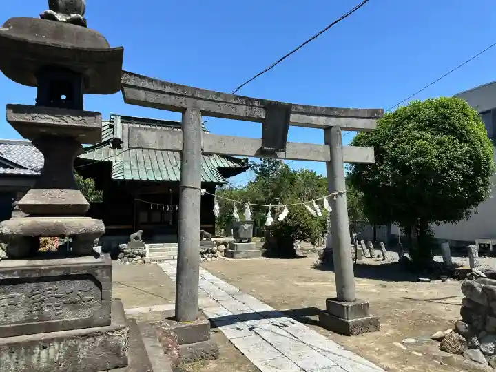 八幡若宮八幡神社 の{uncategorized: "未分類", other: "その他", undefined: "問題あり", building: "その他建物", grave: "お墓", sacred_gate: "鳥居", guardian: "狛犬", statue: "像", buddha: "仏像", history: "歴史", nature: "自然", garden: "庭園", animal: "動物", pagoda: "塔", temizu: "手水舎", mountain_gate: "山門・神門", sanctuary: "本殿・本堂", subordinate: "末社・摂社", art: "芸術", scenery: "景色", jizo: "地蔵", ema: "絵馬", goshuin: "御朱印", omikuji: "おみくじ", items: "授与品その他", amulet: "お守り", goshuincho: "御朱印帳", eats: "食事", festival: "お祭り", votive_dance: "神楽", shichigosan: "七五三参", wedding: "結婚式", experience: "体験その他", initially: "初詣", around: "周辺", anti_infection: "感染症対策"}