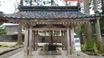 雄山神社中宮祈願殿の手水舎