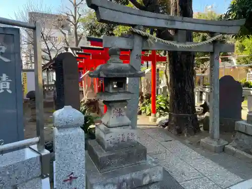 千種稲荷神社の{uncategorized: "未分類", other: "その他", undefined: "問題あり", building: "その他建物", grave: "お墓", sacred_gate: "鳥居", guardian: "狛犬", statue: "像", buddha: "仏像", history: "歴史", nature: "自然", garden: "庭園", animal: "動物", pagoda: "塔", temizu: "手水舎", mountain_gate: "山門・神門", sanctuary: "本殿・本堂", subordinate: "末社・摂社", art: "芸術", scenery: "景色", jizo: "地蔵", ema: "絵馬", goshuin: "御朱印", omikuji: "おみくじ", items: "授与品その他", amulet: "お守り", goshuincho: "御朱印帳", eats: "食事", festival: "お祭り", votive_dance: "神楽", shichigosan: "七五三参", wedding: "結婚式", experience: "体験その他", initially: "初詣", around: "周辺", anti_infection: "感染症対策"}