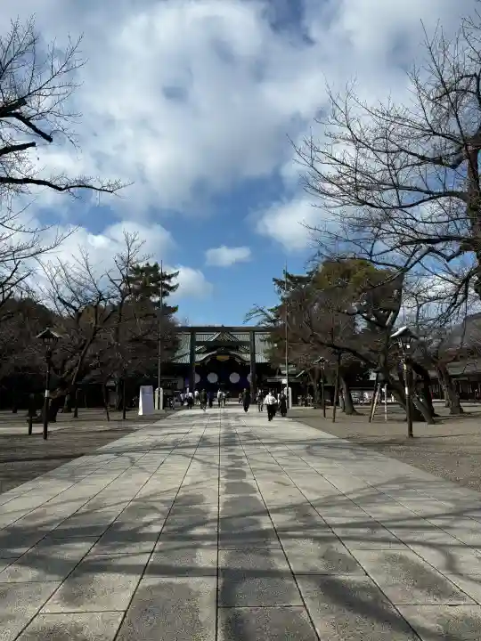靖國神社の{uncategorized: "未分類", other: "その他", undefined: "問題あり", building: "その他建物", grave: "お墓", sacred_gate: "鳥居", guardian: "狛犬", statue: "像", buddha: "仏像", history: "歴史", nature: "自然", garden: "庭園", animal: "動物", pagoda: "塔", temizu: "手水舎", mountain_gate: "山門・神門", sanctuary: "本殿・本堂", subordinate: "末社・摂社", art: "芸術", scenery: "景色", jizo: "地蔵", ema: "絵馬", goshuin: "御朱印", omikuji: "おみくじ", items: "授与品その他", amulet: "お守り", goshuincho: "御朱印帳", eats: "食事", festival: "お祭り", votive_dance: "神楽", shichigosan: "七五三参", wedding: "結婚式", experience: "体験その他", initially: "初詣", around: "周辺", anti_infection: "感染症対策"}