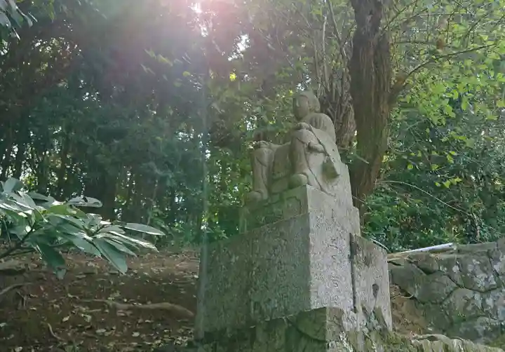 國津神社の像