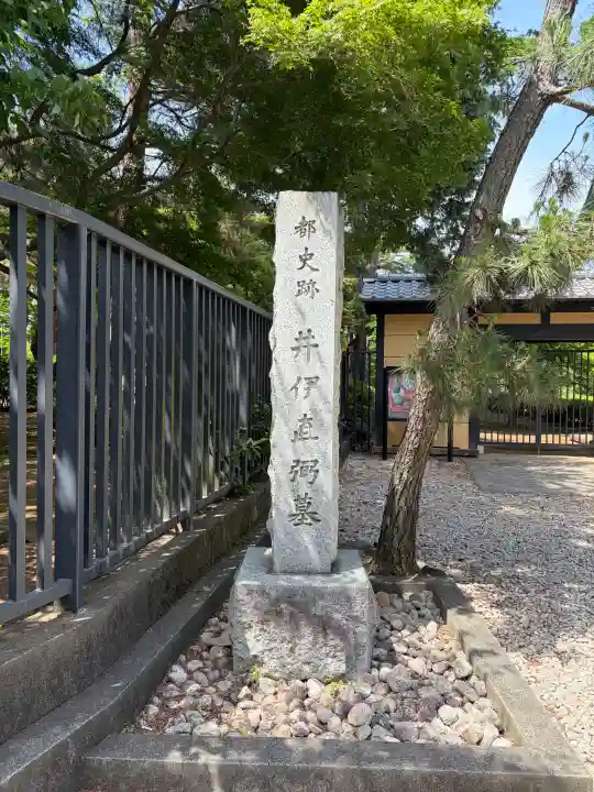 豪徳寺の{uncategorized: "未分類", other: "その他", undefined: "問題あり", building: "その他建物", grave: "お墓", sacred_gate: "鳥居", guardian: "狛犬", statue: "像", buddha: "仏像", history: "歴史", nature: "自然", garden: "庭園", animal: "動物", pagoda: "塔", temizu: "手水舎", mountain_gate: "山門・神門", sanctuary: "本殿・本堂", subordinate: "末社・摂社", art: "芸術", scenery: "景色", jizo: "地蔵", ema: "絵馬", goshuin: "御朱印", omikuji: "おみくじ", items: "授与品その他", amulet: "お守り", goshuincho: "御朱印帳", eats: "食事", festival: "お祭り", votive_dance: "神楽", shichigosan: "七五三参", wedding: "結婚式", experience: "体験その他", initially: "初詣", around: "周辺", anti_infection: "感染症対策"}