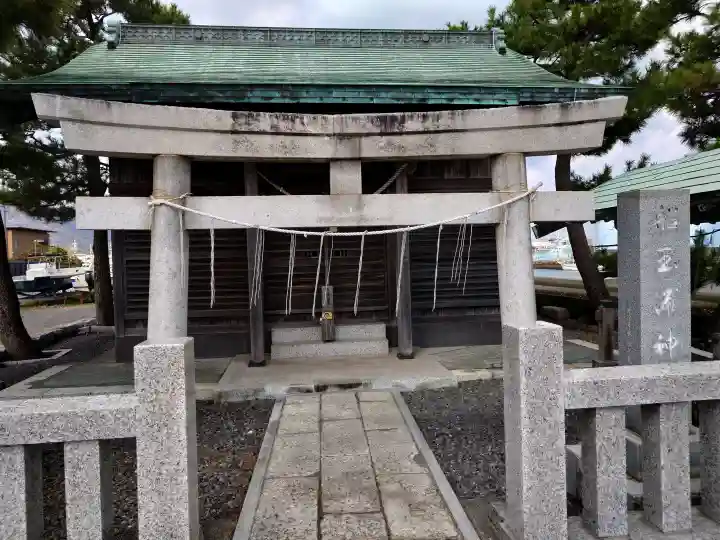 船玉浦神社の{uncategorized: "未分類", other: "その他", undefined: "問題あり", building: "その他建物", grave: "お墓", sacred_gate: "鳥居", guardian: "狛犬", statue: "像", buddha: "仏像", history: "歴史", nature: "自然", garden: "庭園", animal: "動物", pagoda: "塔", temizu: "手水舎", mountain_gate: "山門・神門", sanctuary: "本殿・本堂", subordinate: "末社・摂社", art: "芸術", scenery: "景色", jizo: "地蔵", ema: "絵馬", goshuin: "御朱印", omikuji: "おみくじ", items: "授与品その他", amulet: "お守り", goshuincho: "御朱印帳", eats: "食事", festival: "お祭り", votive_dance: "神楽", shichigosan: "七五三参", wedding: "結婚式", experience: "体験その他", initially: "初詣", around: "周辺", anti_infection: "感染症対策"}