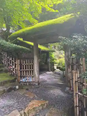 寂光院の山門・神門