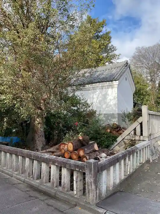 新羅神社の庭園
